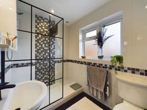 Farmily Shower room - click for photo gallery